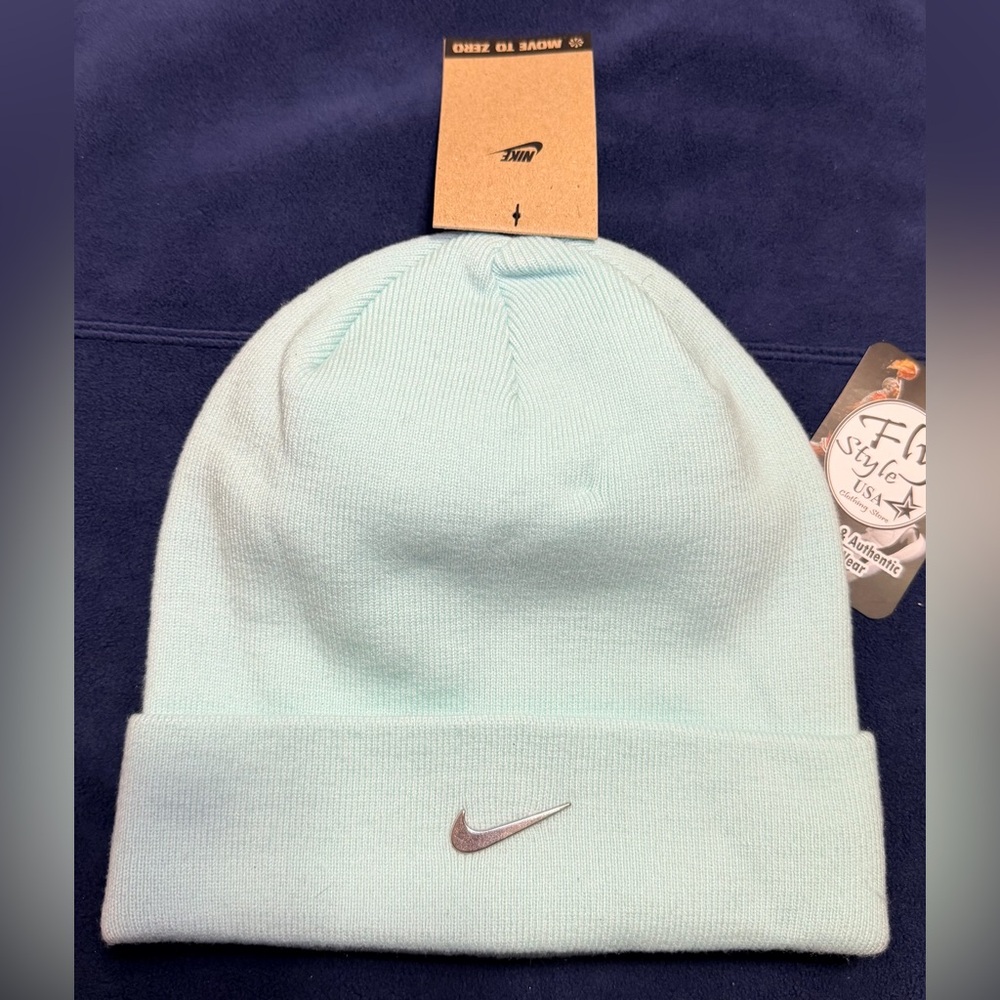 Beautiful Nike Peak Standard Cuff Metal
Swoosh Beanie Light green honeydew color